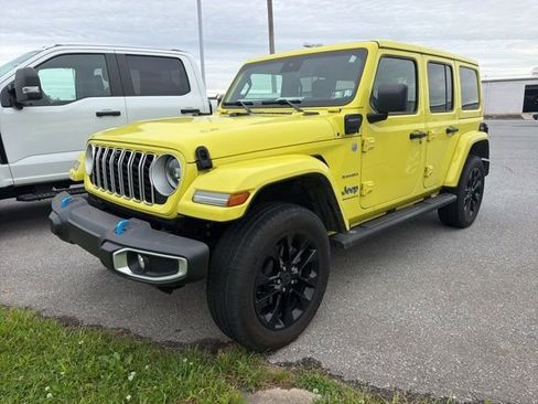 Used 2024 Jeep Wrangler Unlimited Sahara w/ Technology Group AWD/4WD image 3