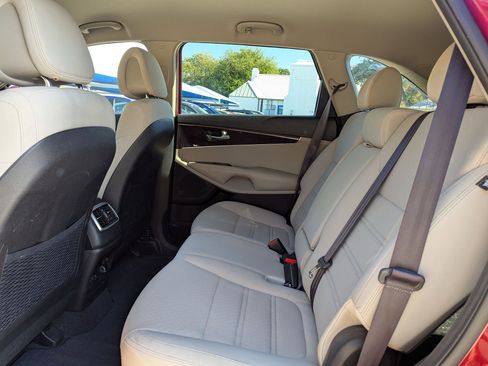 Used 2016 Kia Sorento LX w/ LX Convenience Package image 13
