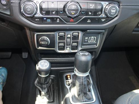 Used 2025 Jeep Wrangler Unlimited Sahara AWD/4WD image 20