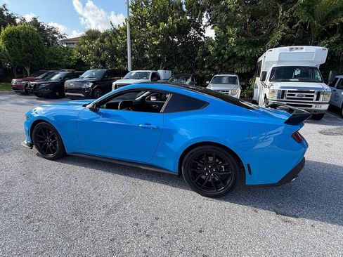 Used 2025 Ford Mustang Coupe RWD image 5