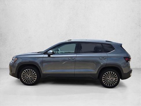 Used 2025 Volkswagen Taos SE FWD image 9