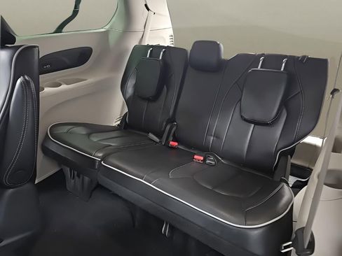 Used 2023 Chrysler Pacifica Limited image 16