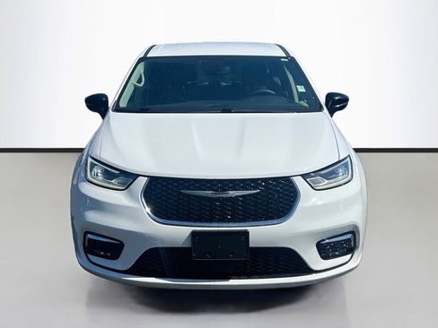 Used 2024 Chrysler Pacifica Limited FWD image 2