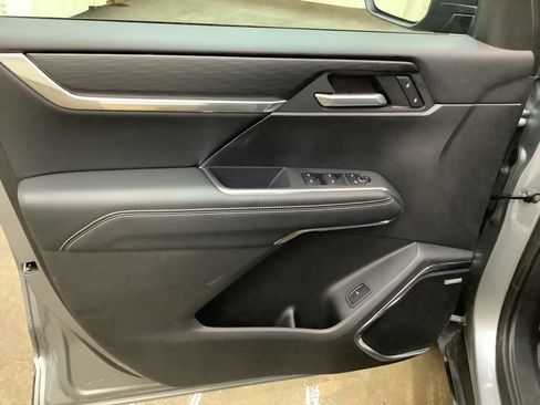 Used 2025 GMC Acadia Elevation image 12