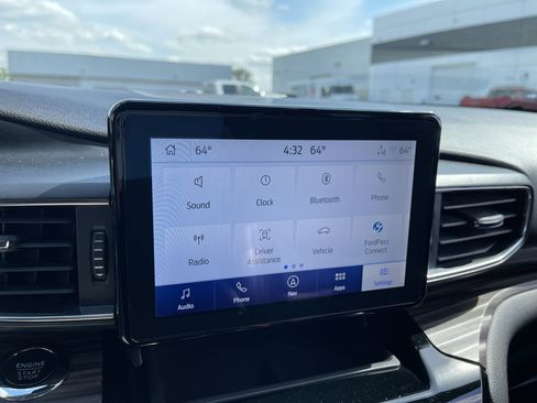 Used 2022 Ford Explorer Limited w/ Equipment Group 301A AWD/4WD image 13