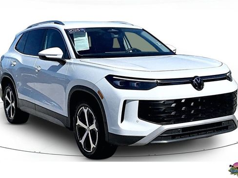 Certified 2025 Volkswagen Tiguan SE image 1