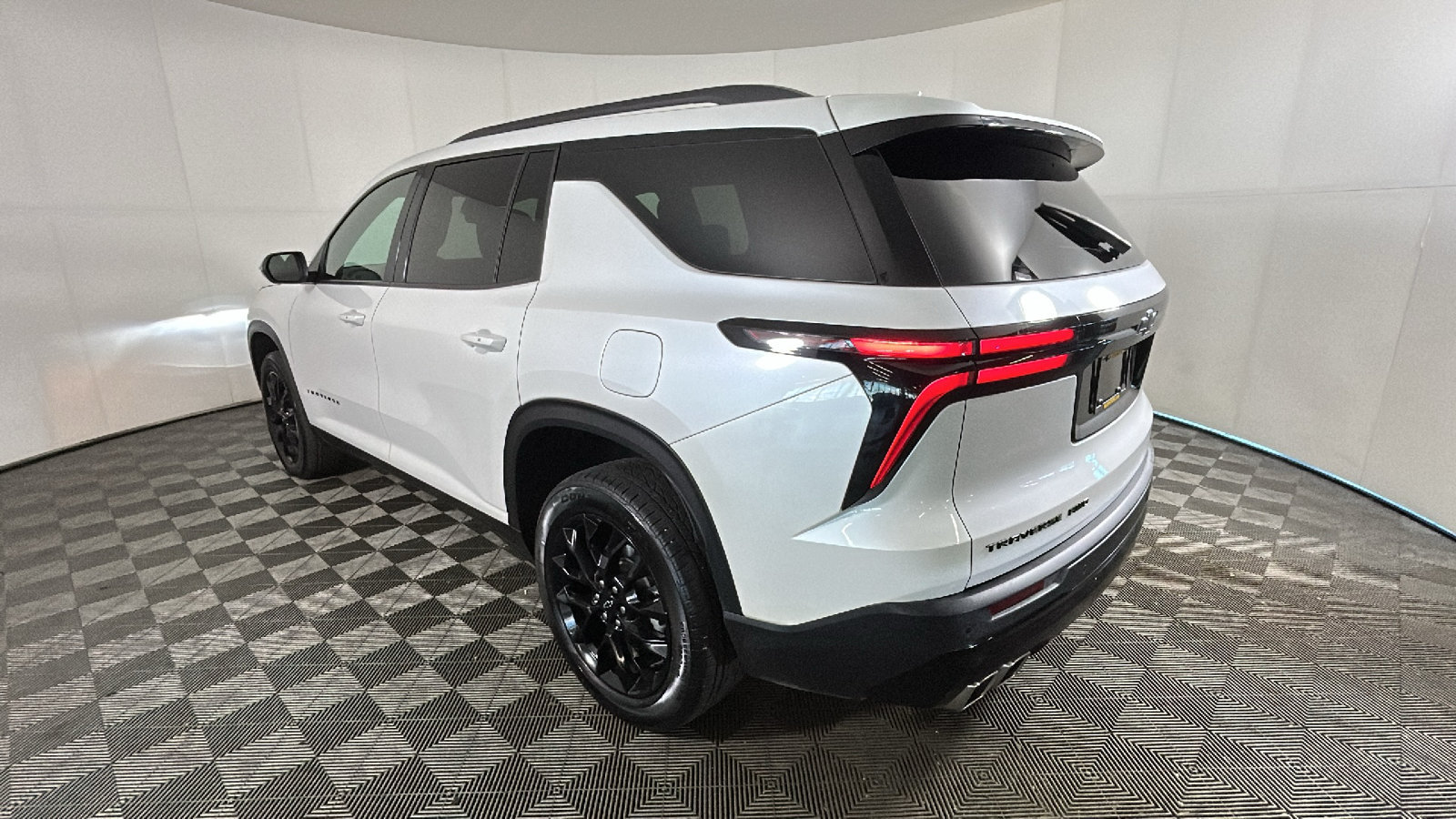 Used 2025 Chevrolet Traverse LT w/ Midnight/Sport Edition AWD/4WD image 5