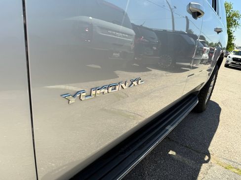 Used 2019 GMC Yukon XL SLT w/ Open Road Package AWD/4WD image 15