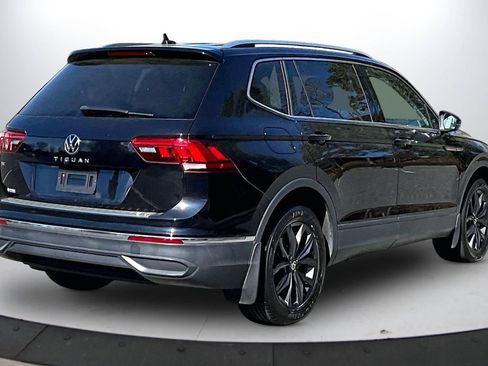 Used 2022 Volkswagen Tiguan SE w/ Panoramic Sunroof Package image 9