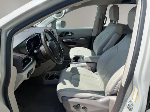 Used 2021 Chrysler Pacifica Touring-L FWD image 6