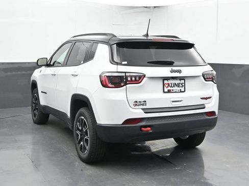 Used 2025 Jeep Compass Trailhawk AWD/4WD image 11