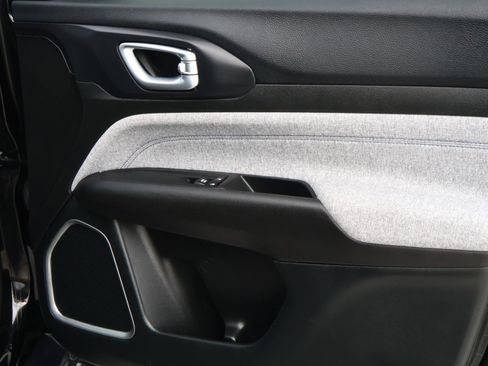 Used 2025 Jeep Compass Sport w/ Mopar Graphics Package image 16