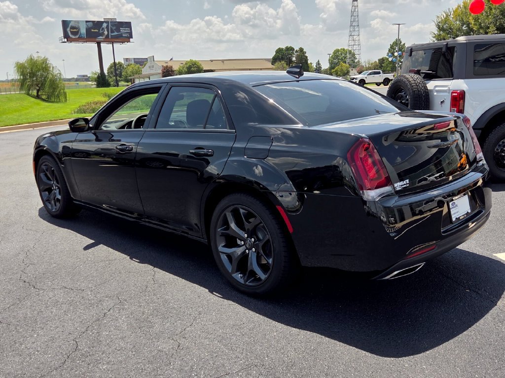 Used 2023 Chrysler 300 Touring w/ Sport Appearance Package RWD image 8
