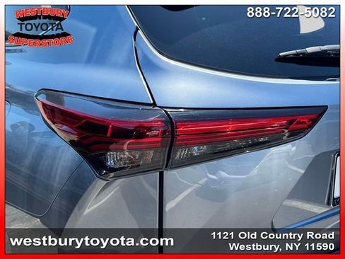 Used 2021 Toyota Highlander XLE AWD/4WD image 13