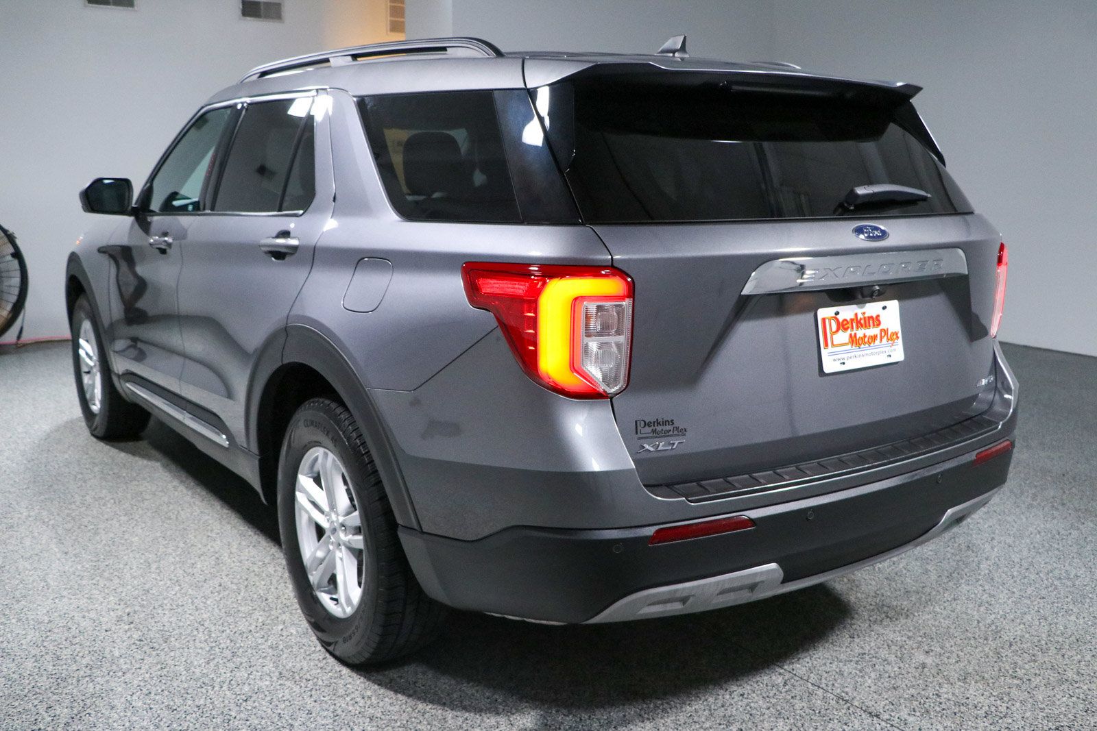 Used 2021 Ford Explorer XLT w/ Equipment Group 202A AWD/4WD image 9