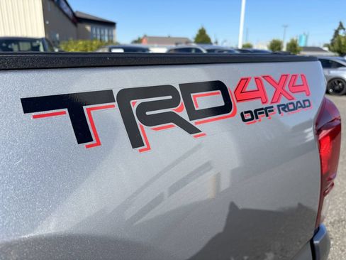 Used 2018 Toyota Tacoma TRD Off-Road w/ Technology Package AWD/4WD image 12