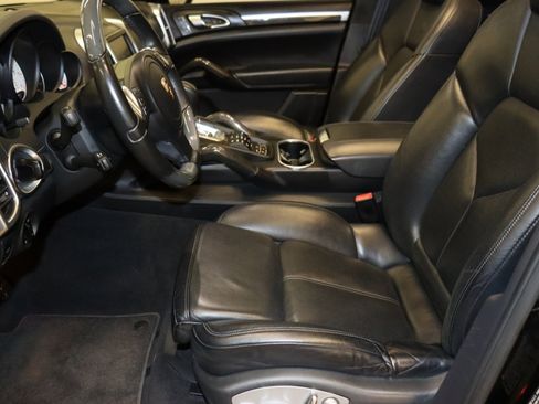 Used 2012 Porsche Cayenne Turbo image 4