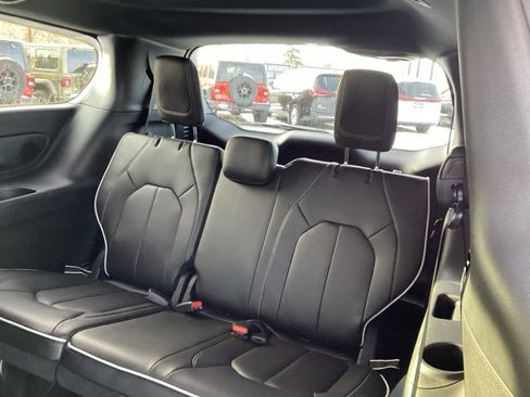 New 2026 Chrysler Pacifica Limited image 17
