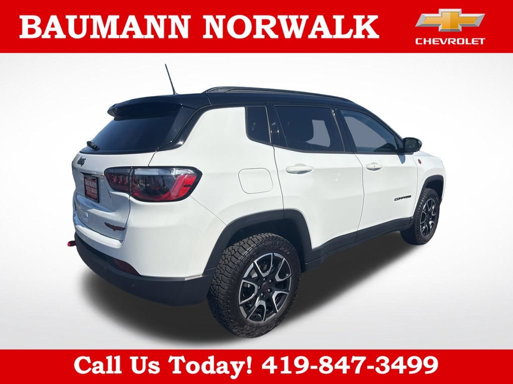 Used 2025 Jeep Compass Trailhawk AWD/4WD image 3