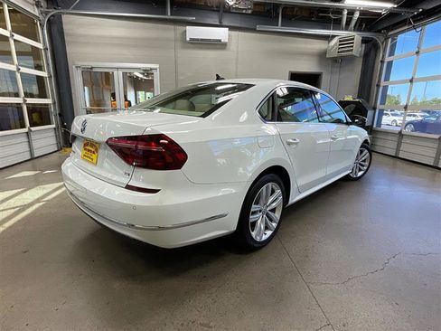 Used 2018 Volkswagen Passat 2.0T SE FWD image 5