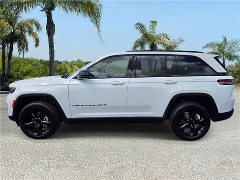 Used 2024 Jeep Grand Cherokee Altitude AWD/4WD image 2