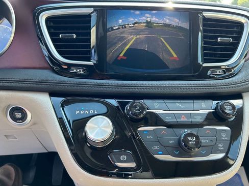 Used 2020 Chrysler Pacifica Limited image 17