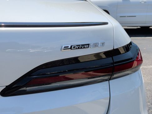 Certified 2025 BMW i7 eDrive50 w/ M Sport Package RWD image 11
