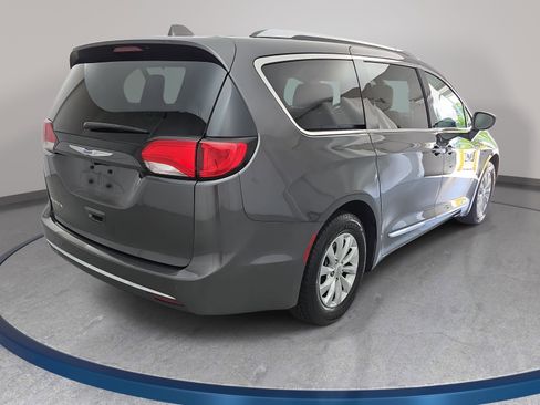 Used 2018 Chrysler Pacifica Touring-L image 5
