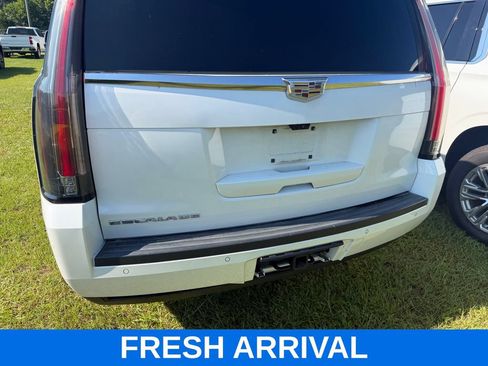 Used 2017 Cadillac Escalade Luxury AWD/4WD image 4