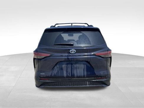 Used 2025 Toyota Sienna XSE FWD image 7