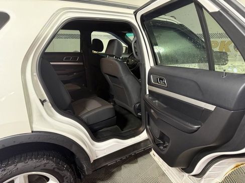 Used 2016 Ford Explorer XLT image 22