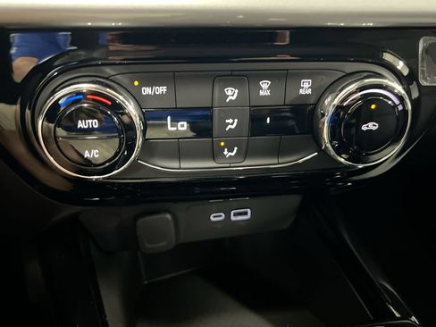 Used 2025 Chevrolet Trax LT FWD image 15