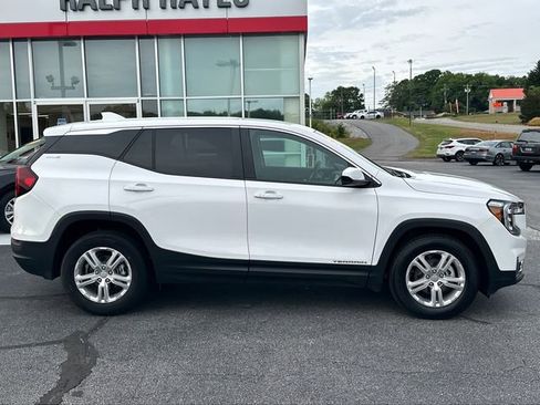 Used 2024 GMC Terrain SLE FWD image 2