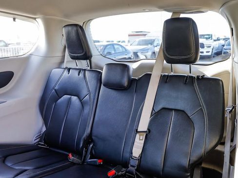 Used 2022 Chrysler Pacifica Touring-L FWD image 23