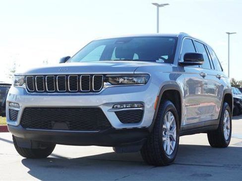 Certified 2023 Jeep Grand Cherokee Limited image 3