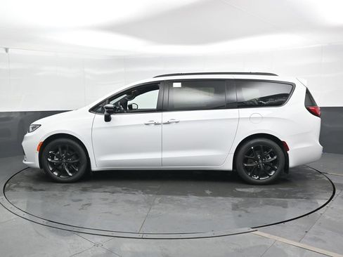 New 2026 Chrysler Pacifica Limited FWD image 7