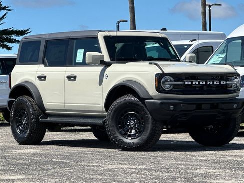 New 2026 Ford Bronco Outer Banks w/ Sasquatch Package image 1