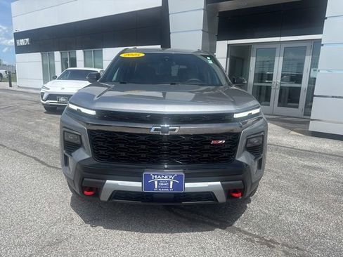 Used 2025 Chevrolet Traverse Z71 AWD/4WD image 2