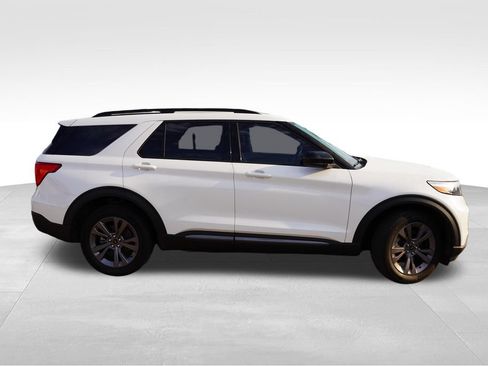 Used 2024 Ford Explorer XLT w/ Equipment Group 202A AWD/4WD image 2
