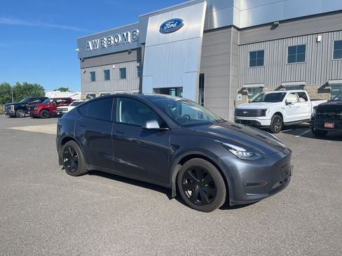 Used 2022 Tesla Model Y Long Range AWD/4WD image 3