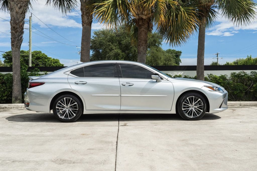 Used 2025 Lexus ES 300h w/ Premium Package FWD image 9