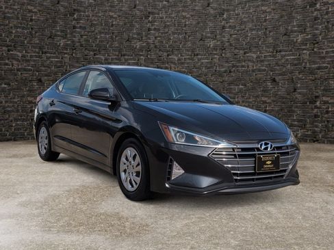 Used 2020 Hyundai Elantra SE FWD image 2