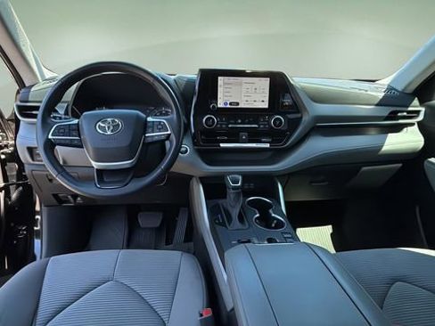 Used 2024 Toyota Highlander LE FWD image 15
