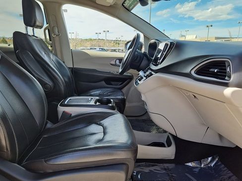 Used 2022 Chrysler Pacifica Touring-L FWD image 21