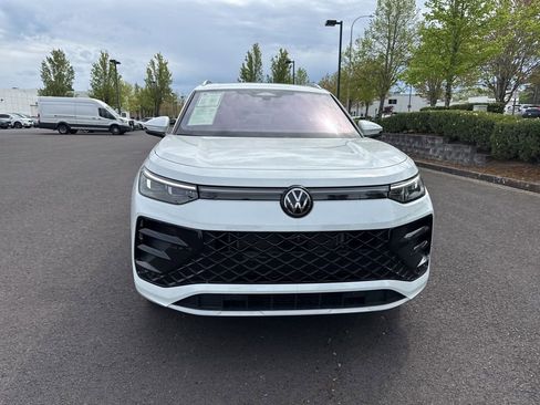 Used 2025 Volkswagen Tiguan SEL R-Line AWD/4WD image 2