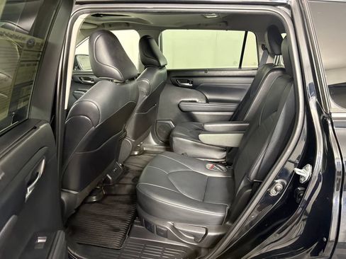 Used 2021 Toyota Highlander XLE AWD/4WD image 30