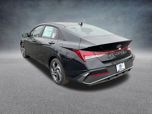 Certified 2025 Hyundai Elantra Sport image 29