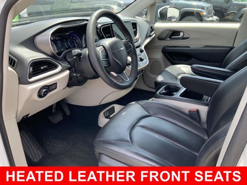 Used 2023 Chrysler Pacifica Touring-L FWD image 6