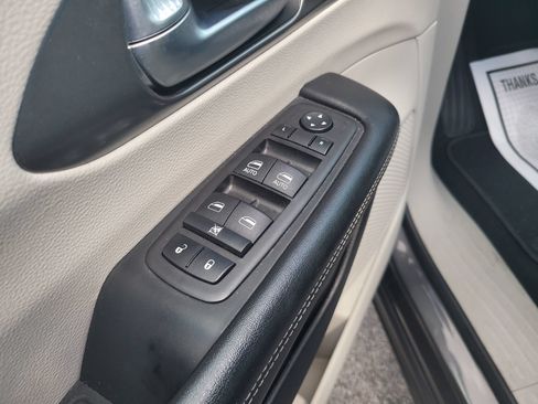 Used 2023 Chrysler Pacifica Touring-L FWD image 11