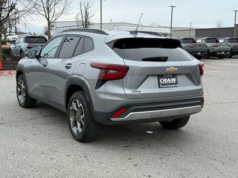 Used 2025 Chevrolet Trax LT w/ LT Convenience Package image 5